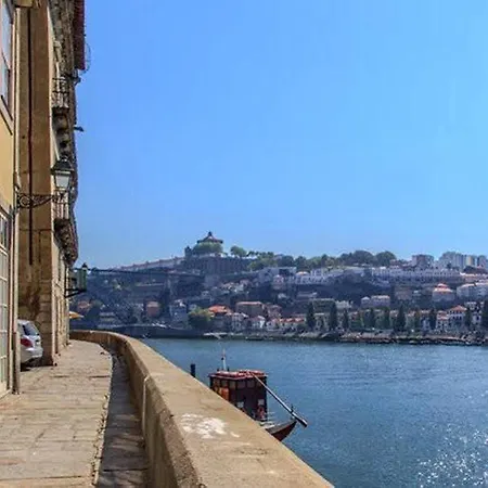- River Front Apartman *