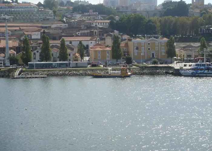 - River Front Apartman *